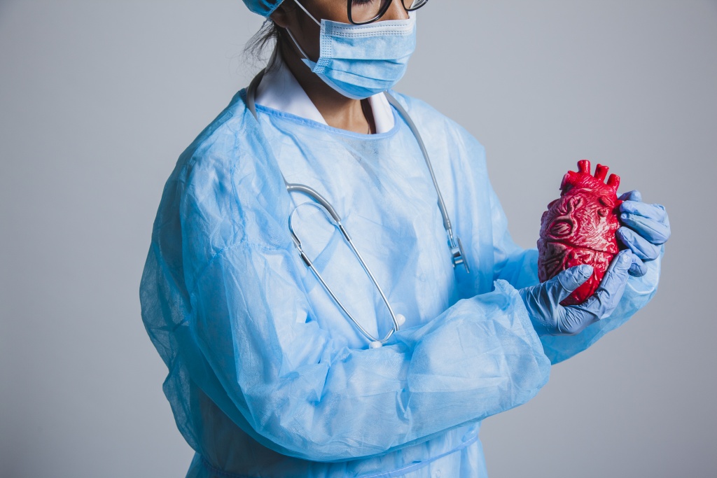 surgeon-posing-with-heart.jpg